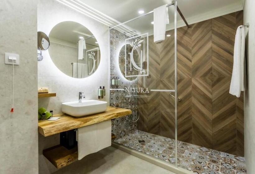 2 Bedroom Apartment with Views, Natura All Seasons Boutique