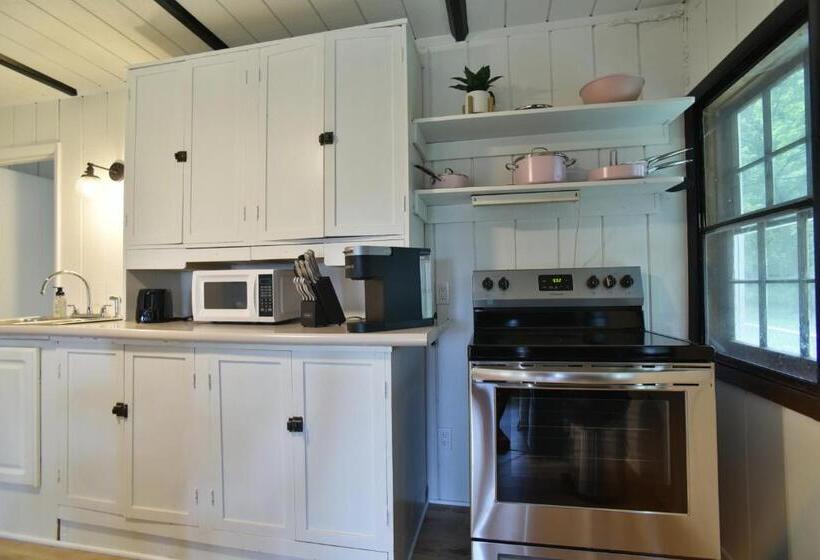 1 Bedroom Apartment Lake View, Showboat