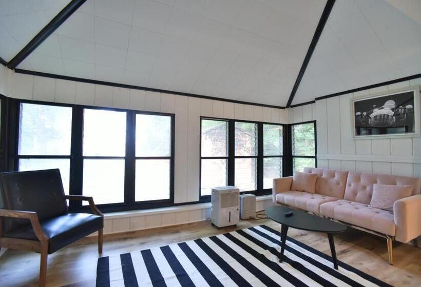 1 Bedroom Apartment Lake View, Showboat