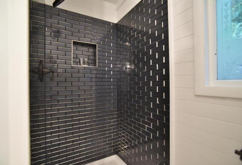 1 Bedroom Apartment Lake View, Showboat