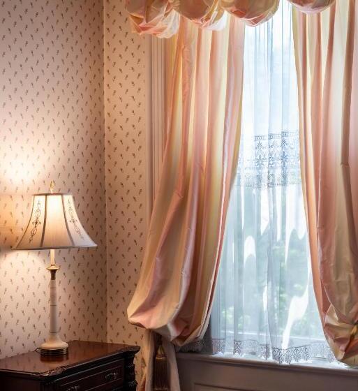 سوییت لوکس, Central Park Bed & Breakfast