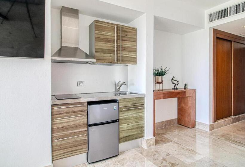 스탠다드 스튜디오, La Amada Ph03m Estudio Torre E