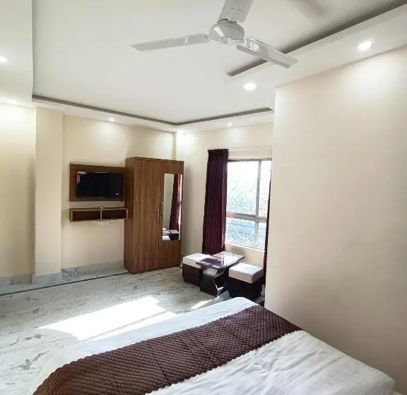 トリプルクラシックルーム, Super Oyo Hotel Danish Dreamstay