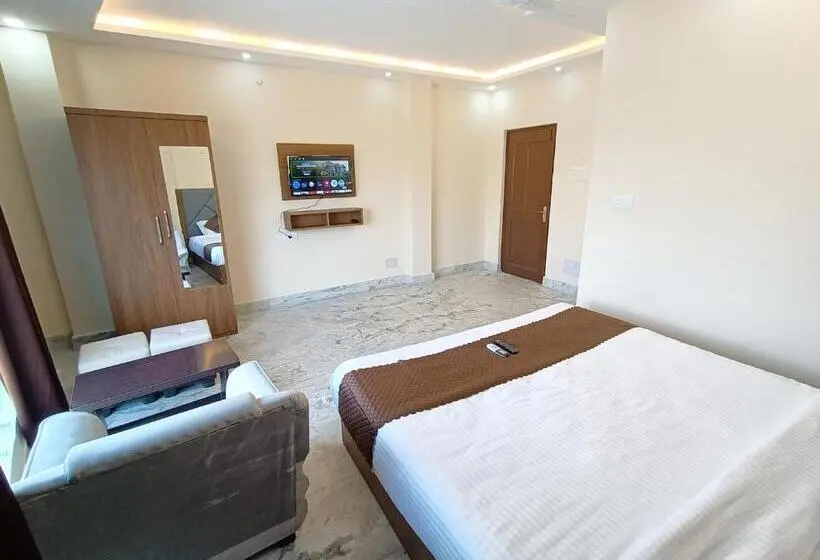 トリプルクラシックルーム, Super Oyo Hotel Danish Dreamstay