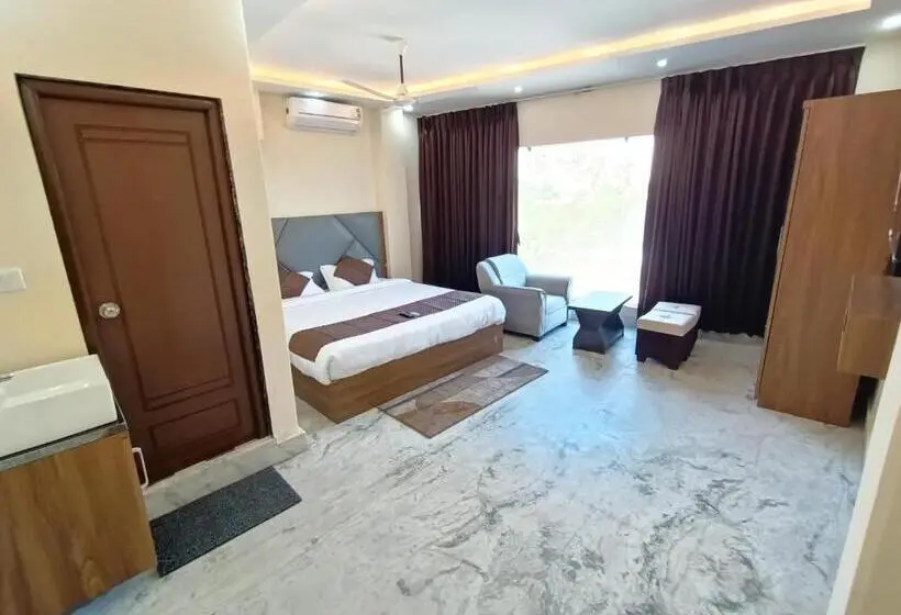 トリプルクラシックルーム, Super Oyo Hotel Danish Dreamstay