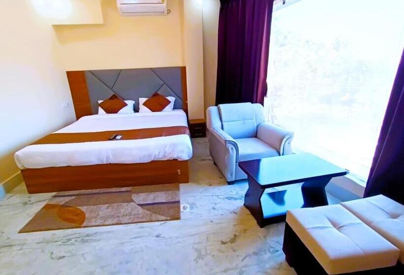 豪华三人间, Super Oyo Hotel Danish Dreamstay