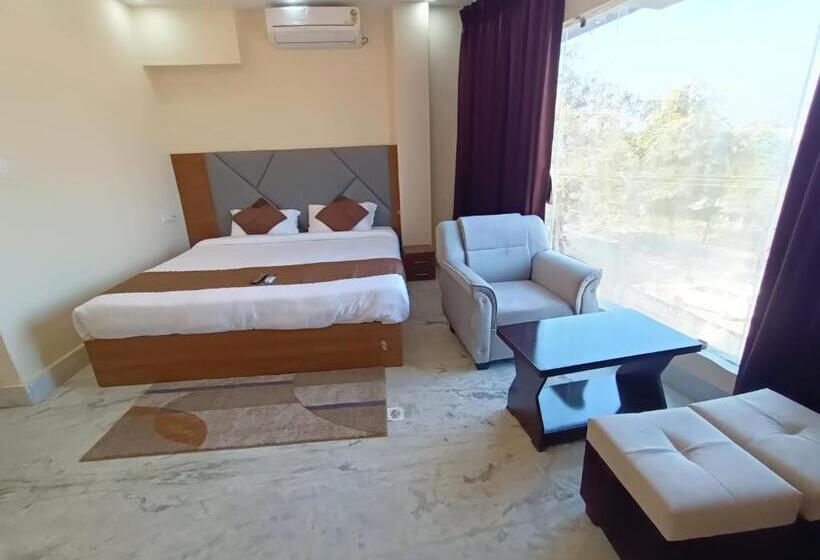 豪华三人间, Super Oyo Hotel Danish Dreamstay