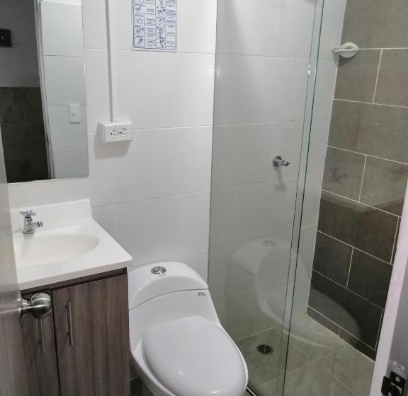 חדר סטנדרט לשלושה, Berna