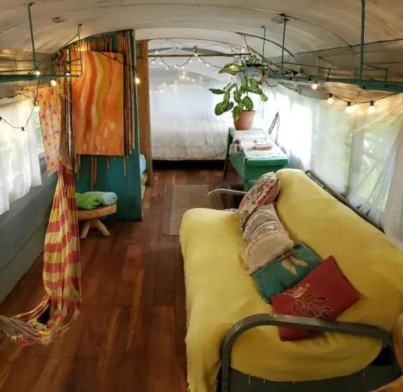 庭の見えるスタンダードトリプルルーム, Rainbow Caravan Hostel