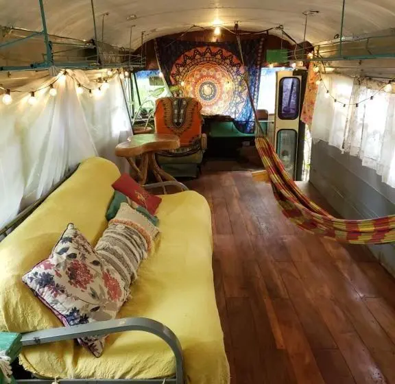 庭の見えるスタンダードトリプルルーム, Rainbow Caravan Hostel