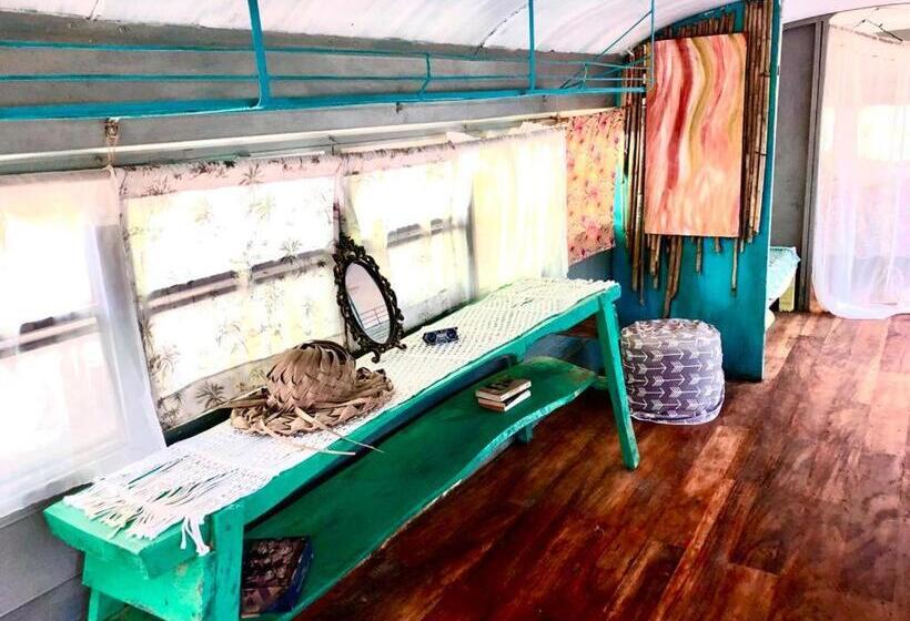 غرفة قياسية ثلاثية مطلة علي الحديقة, Rainbow Caravan Hostel