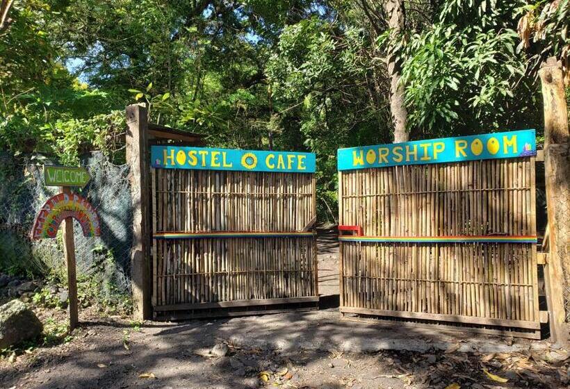 غرفة قياسية رباعية مطلة على الحديقة, Rainbow Caravan Hostel