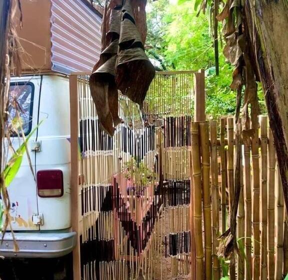 غرفة فردية  مطلة على الحديقة, Rainbow Caravan Hostel