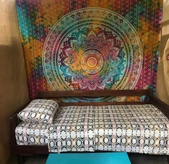 ルームシェアのワンベッド, Rainbow Caravan Hostel