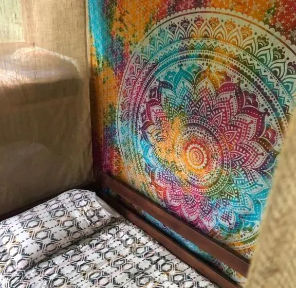 ルームシェアのワンベッド, Rainbow Caravan Hostel