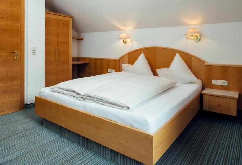 דירת שני חדרים, Restaurant Claudia