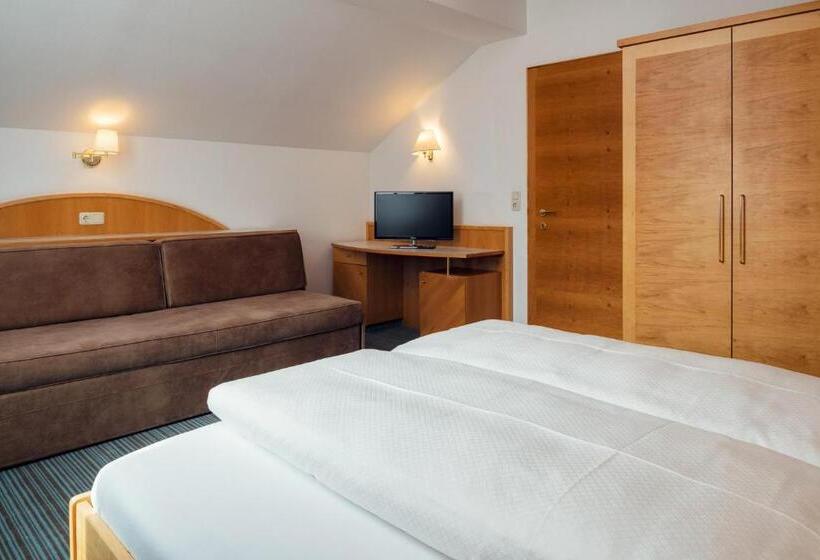 דירת שני חדרים, Restaurant Claudia