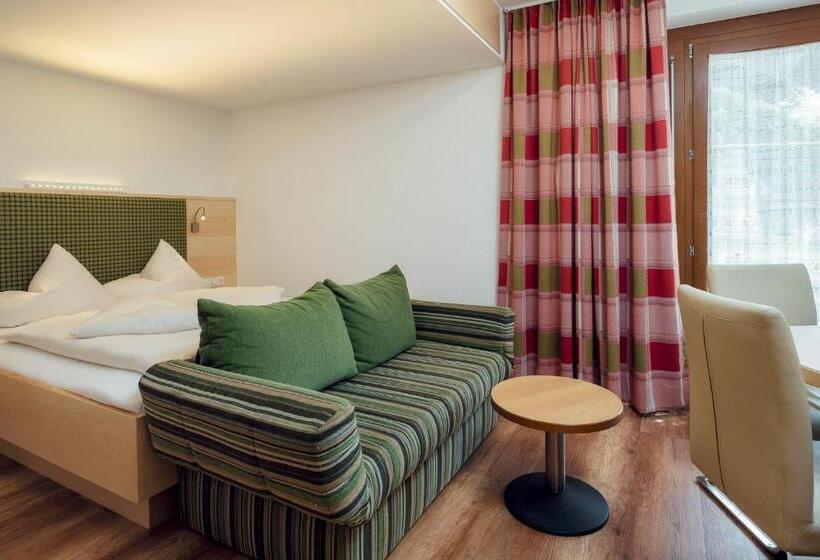 סטודיו סטנדרטי נוף לגינה, Restaurant Claudia