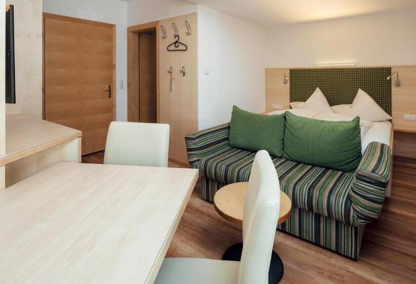 סטודיו סטנדרטי נוף לגינה, Restaurant Claudia