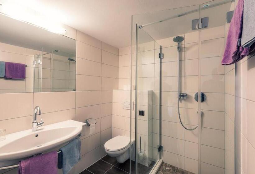 דירת שלושה חדרים, Restaurant Claudia