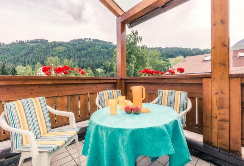 דירת שלושה חדרים, Restaurant Claudia