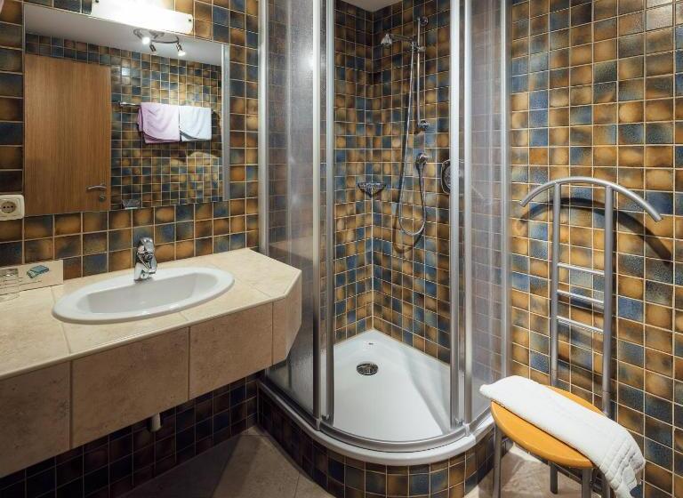 דירת שלושה חדרים, Restaurant Claudia