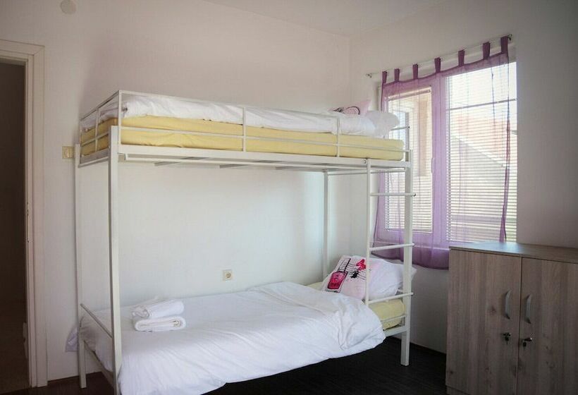 تختخواب در اتاق مشترک, Voyage Hostel