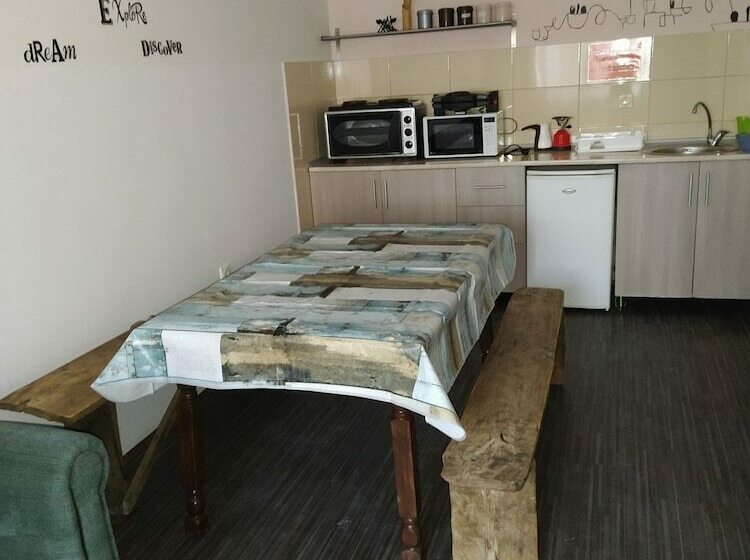 ルームシェアのワンベッド, Voyage Hostel