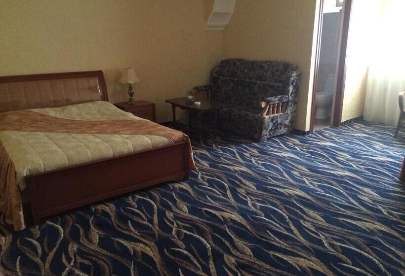 Quarto Triplo Estandar, Nairi