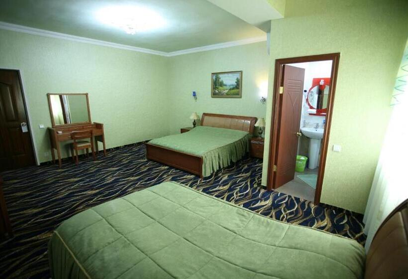 חדר סטנדרט לשלושה, Nairi