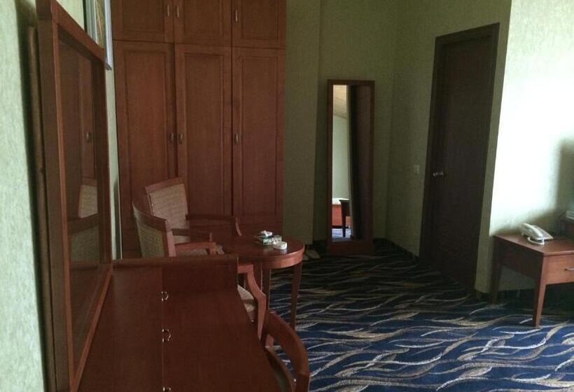 סוויטת ג'וניור עם מרפסת, Nairi