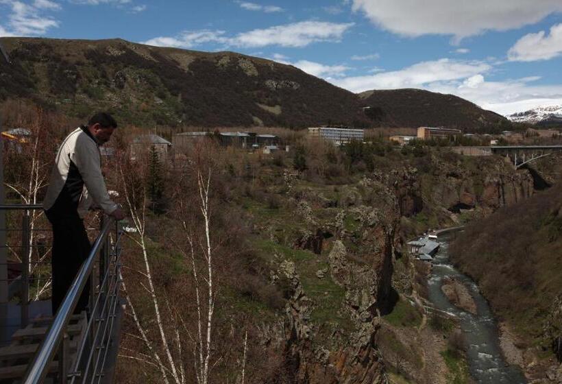 סוויטה עם מרפסת, Nairi