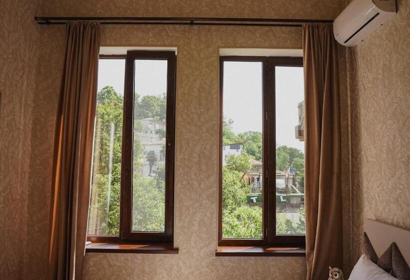 اتاق استاندارد سه نفره, Old District