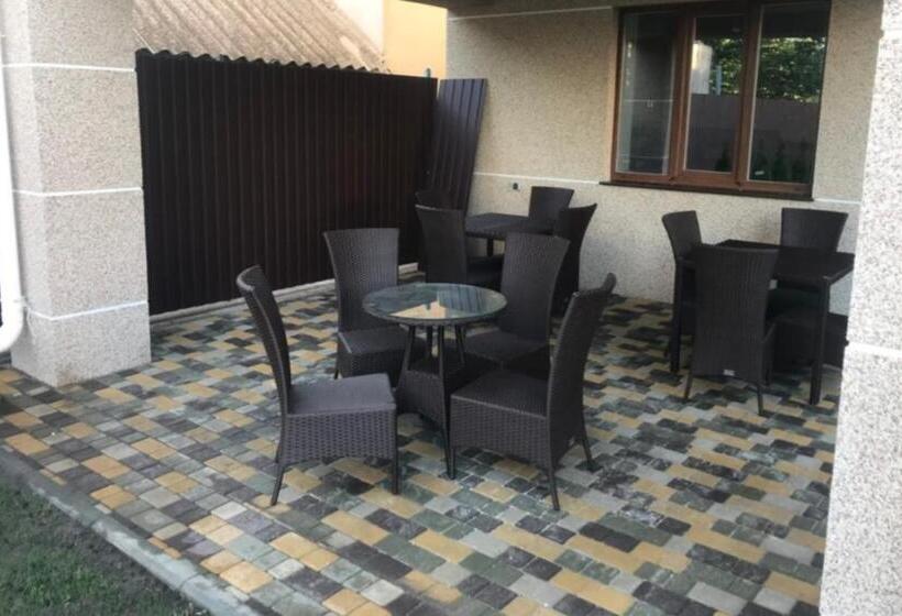 اتاق کلاسیک چهارنفره, Amina