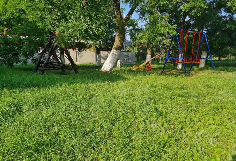 غرفة قياسية ثلاثية مطلة علي حمام السباحة, Otel Elena