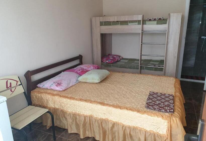 חדר לארבעה סטנדרטי עם מרפסת, Otel Elena