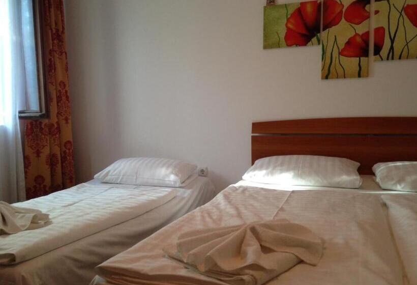 اتاق استاندارد سه نفره, Mellys Haus