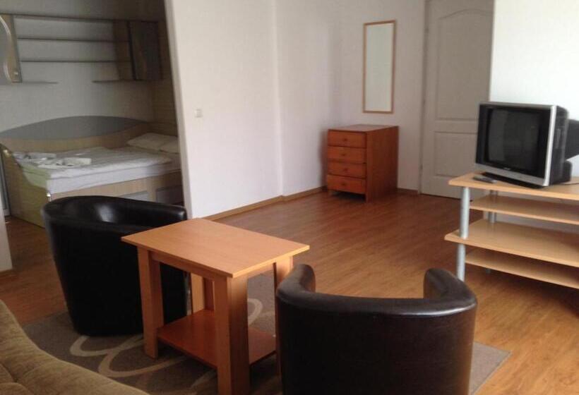 إستوديو سوبيريور, Mellys Haus