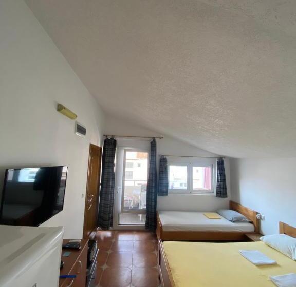استودیو استاندارد با بالکن, Guest House Nura