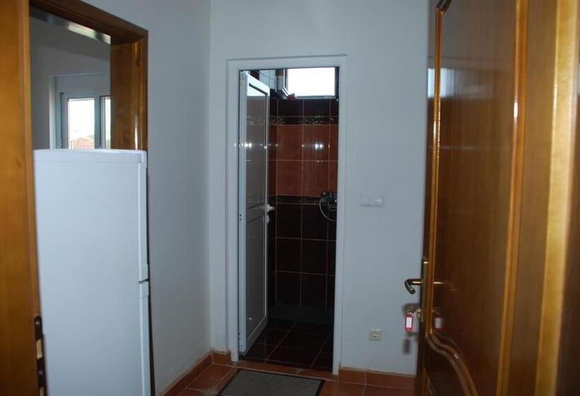 آپارتمان 2 خوابه با بالکن, Guest House Nura