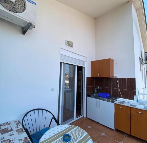 آپارتمان 2 خوابه با بالکن, Guest House Nura