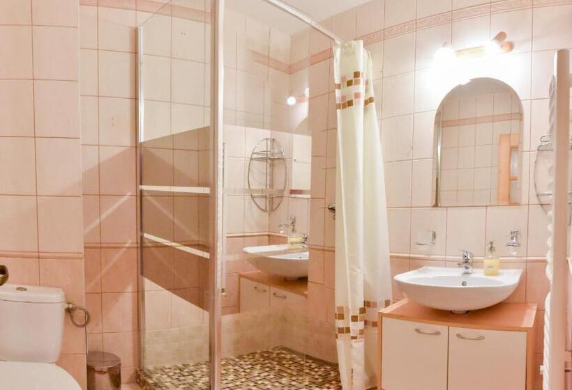 1 Bedroom Apartment Lake View, Penzion Kormoran