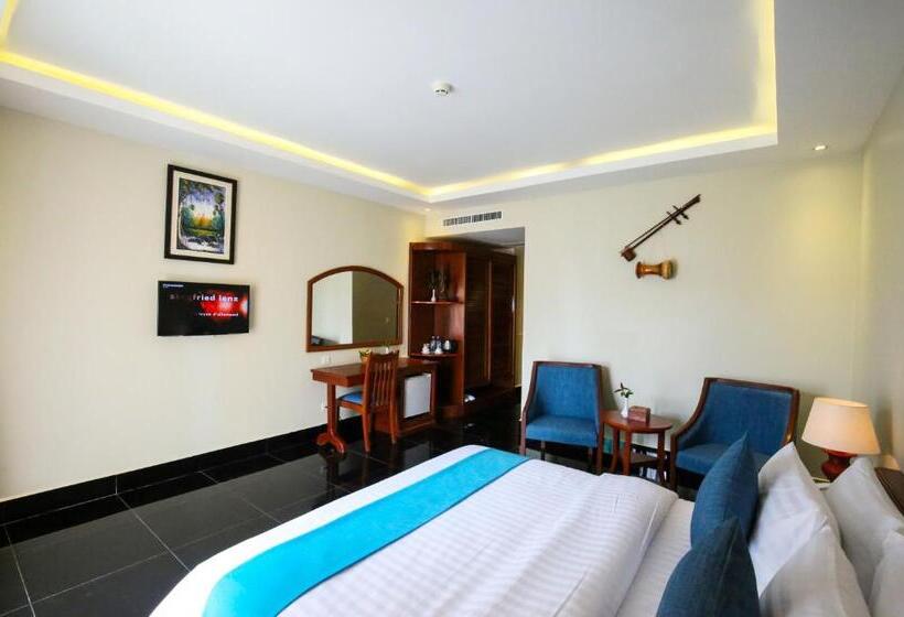 اتاق لوکس با چشم‌انداز استخر, Chheng Residence