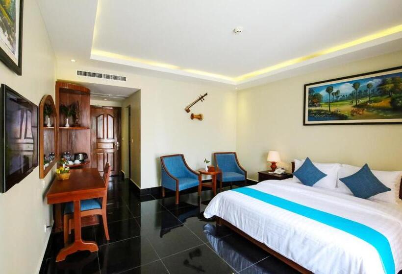 اتاق لوکس با چشم‌انداز استخر, Chheng Residence