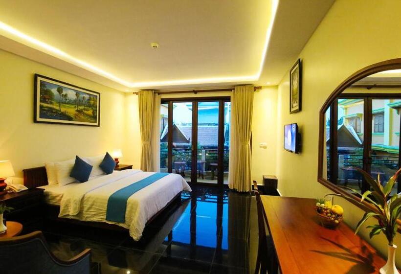 اتاق لوکس با چشم‌انداز استخر, Chheng Residence