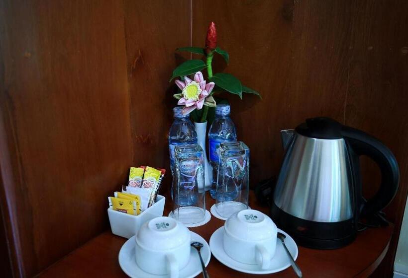 اتاق لوکس با چشم‌انداز استخر, Chheng Residence