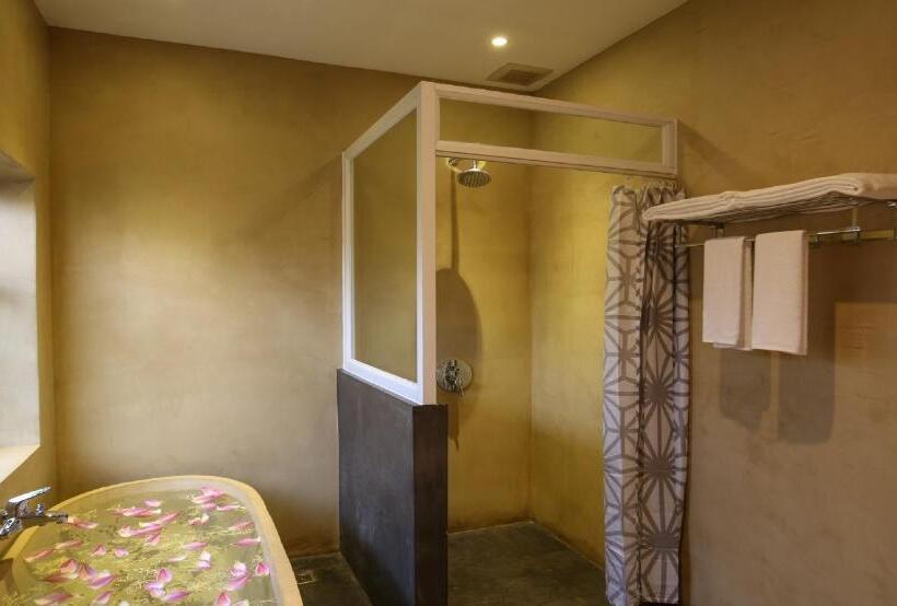 اتاق لوکس با چشم‌انداز استخر, Chheng Residence
