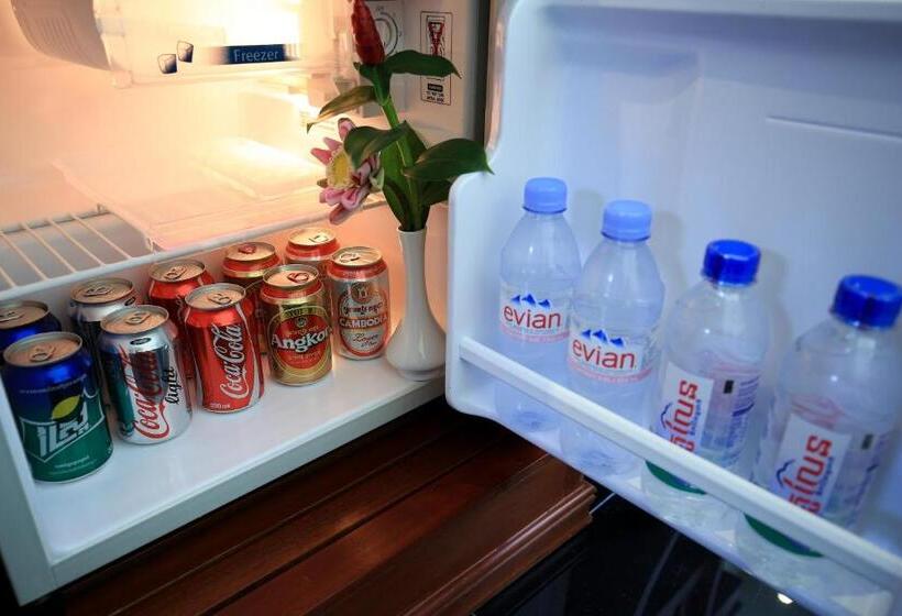 اتاق استاندارد سه تخته با چشم‌انداز استخر, Chheng Residence