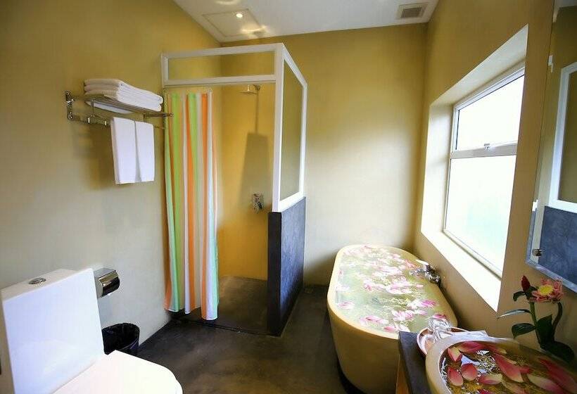 اتاق استاندارد سه تخته با چشم‌انداز استخر, Chheng Residence