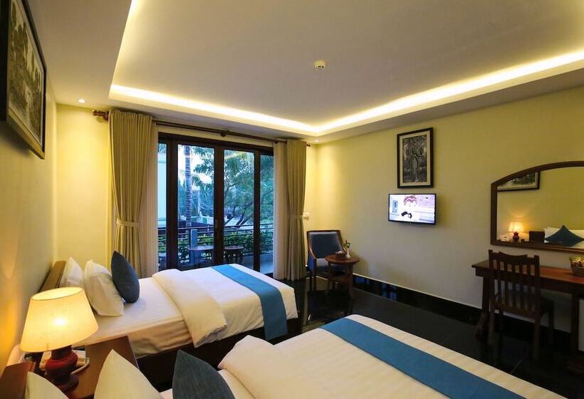 اتاق استاندارد سه تخته با چشم‌انداز استخر, Chheng Residence